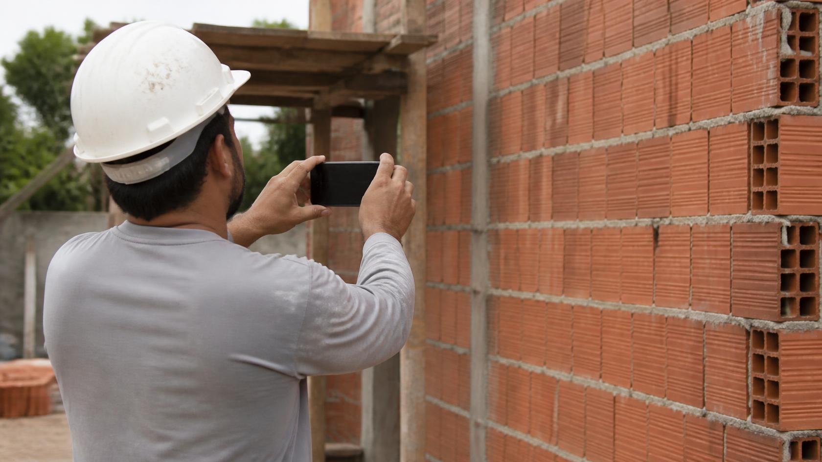 Construtor registra pelo celular a etapa concluída, na medição digital de obra